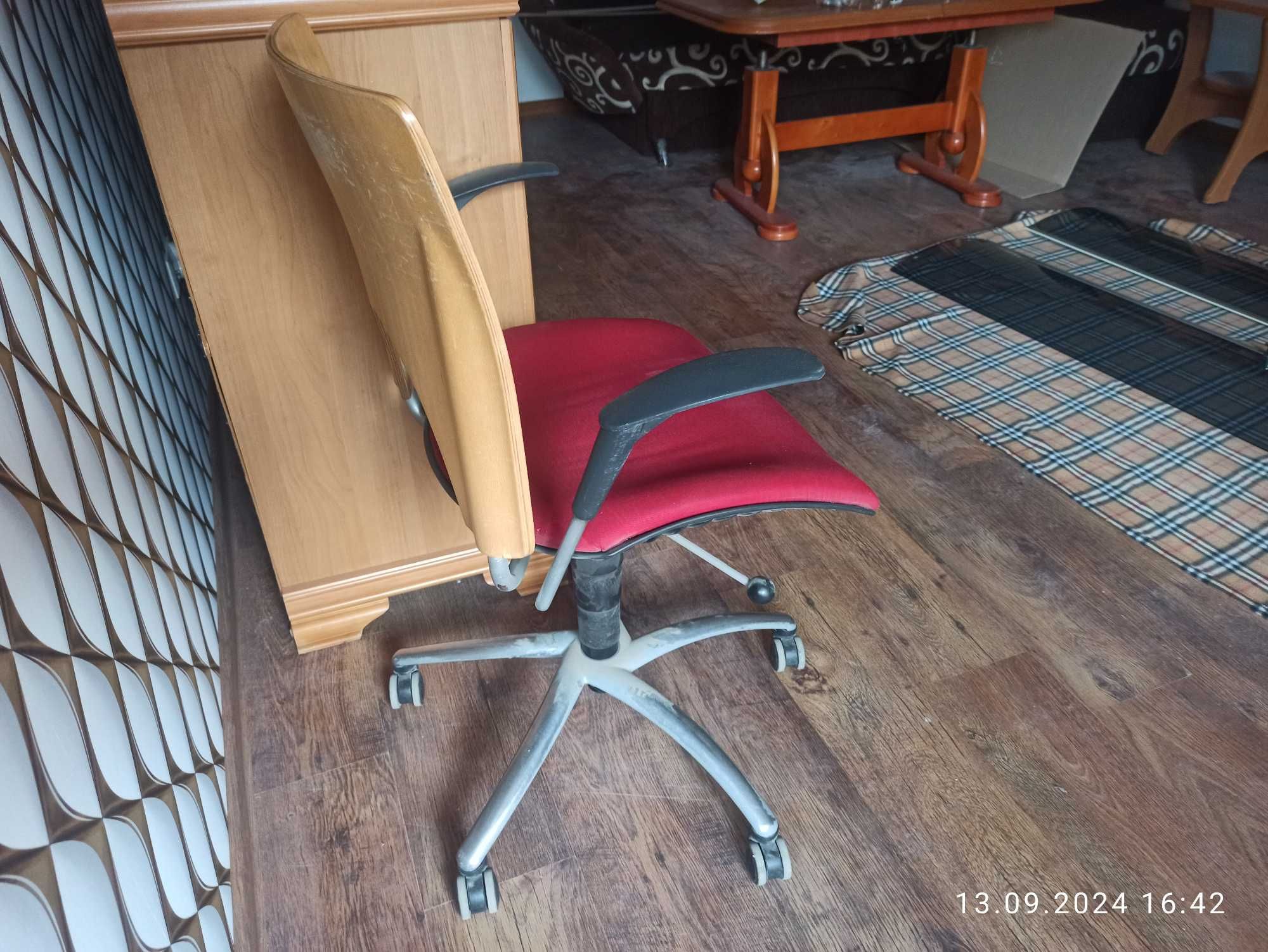 Krzesło obrotowe używane.