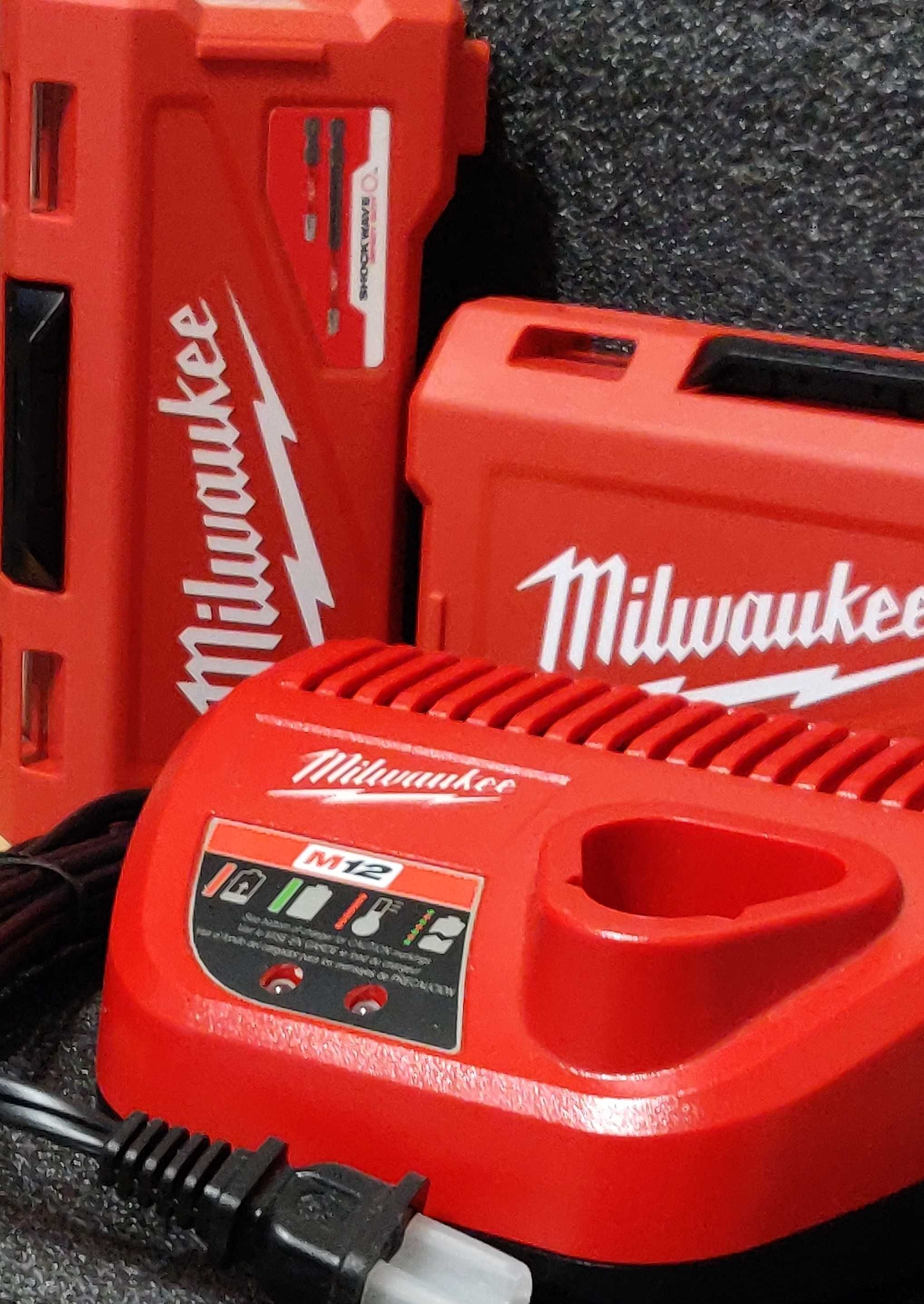 Новое зарядное устройство Milwaukee M12-120V/ american version на 120V