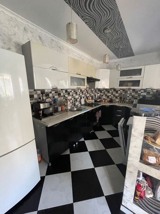 Продається будинок з земельною ділянкою.