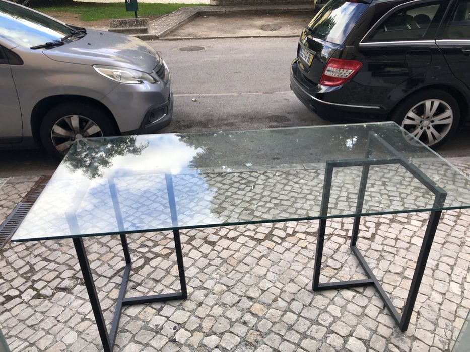 Mesa com o tampo  de vidro