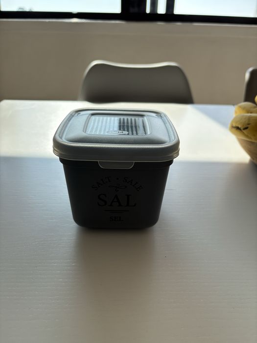 Saleiro cizento plástico