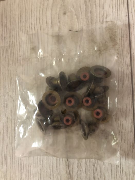 Сальники клапанів Elring