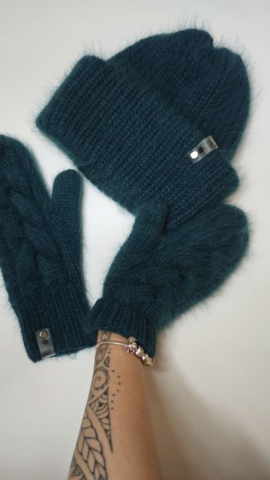 Комплект из Ангоры шапка и варежки