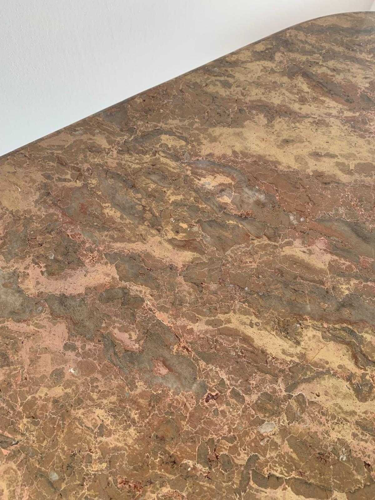 Mesa de centro com tampo de mármore