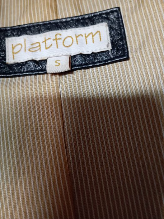 Blusão de mulher, preto em cabedal