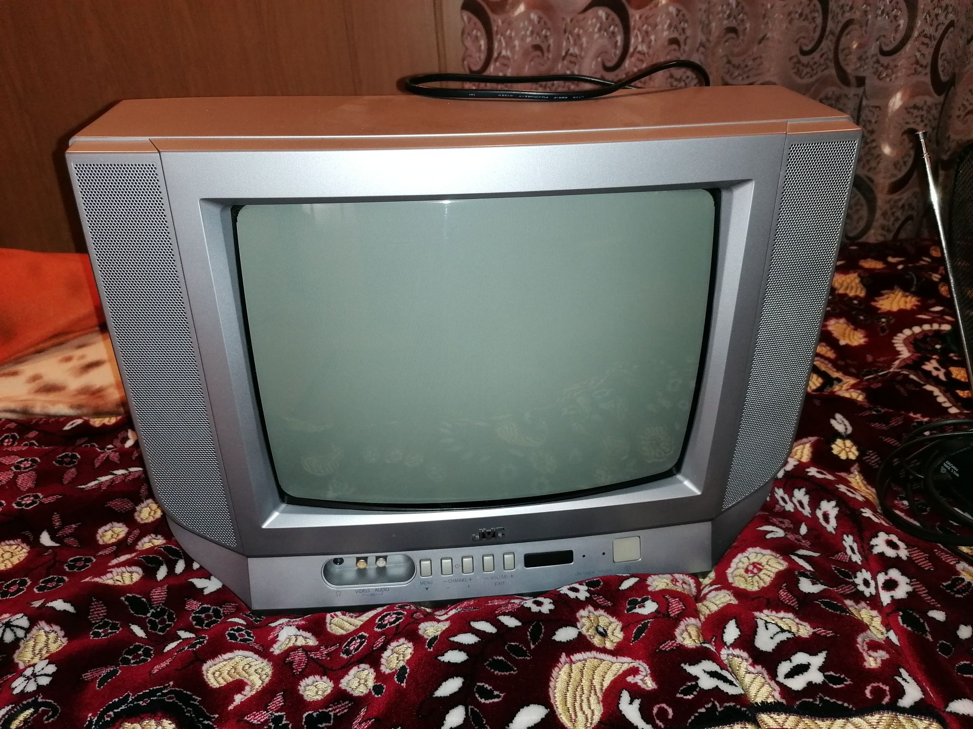 Телевізори JVC AVE-2168TEE та AV-1435EE