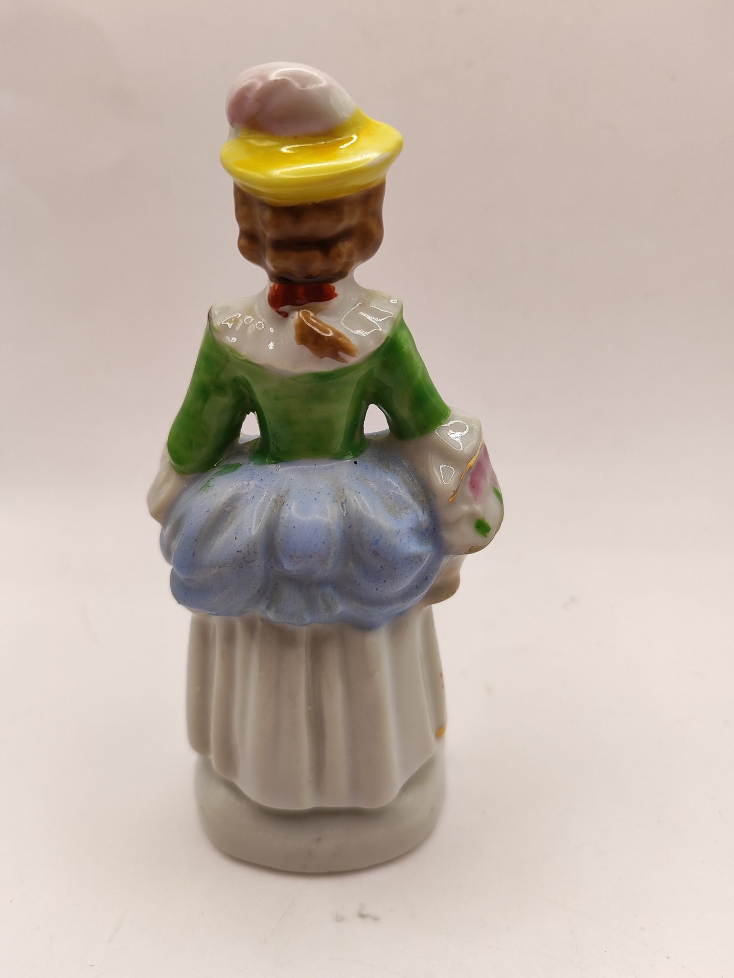 Porcelanowa figurka dama z koszem kwiatów kobieta