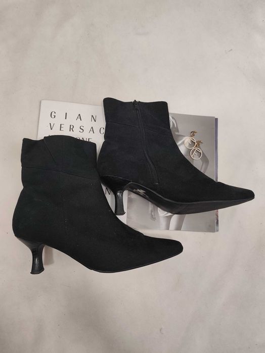 Ботинки ботильйоны черные на каблуке под замш
Essens