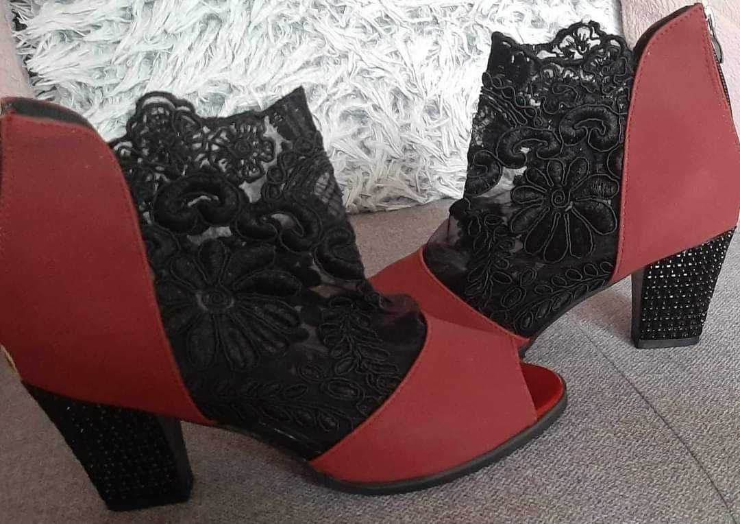 Buty damskie, bordo z  czarna koronką