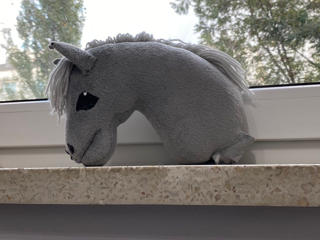 Hobby horse koń na kiju siwy