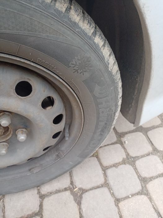 A 4 opony Hankook Winter Icept RS2 195/65 R 15  Felgi stalowe  Hyundai