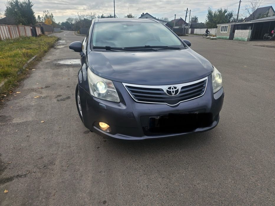 Toyota Avensis 2013 рік