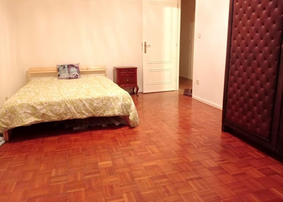 Quarto de casal com varanda disponível em Sto Ovídio - Vila Nova de Ga