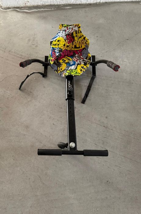 Hoverboard colorido com cadeira