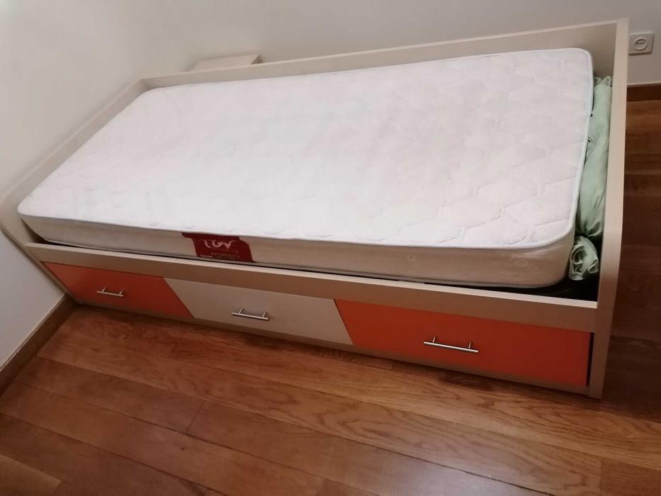 Linda Cama de solteiro, em ótimo estado e com arrumos