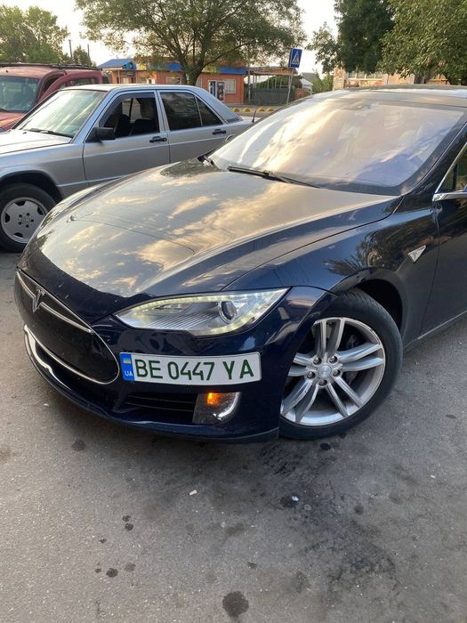 Продам tesla model s запас ходу 400км не дорого