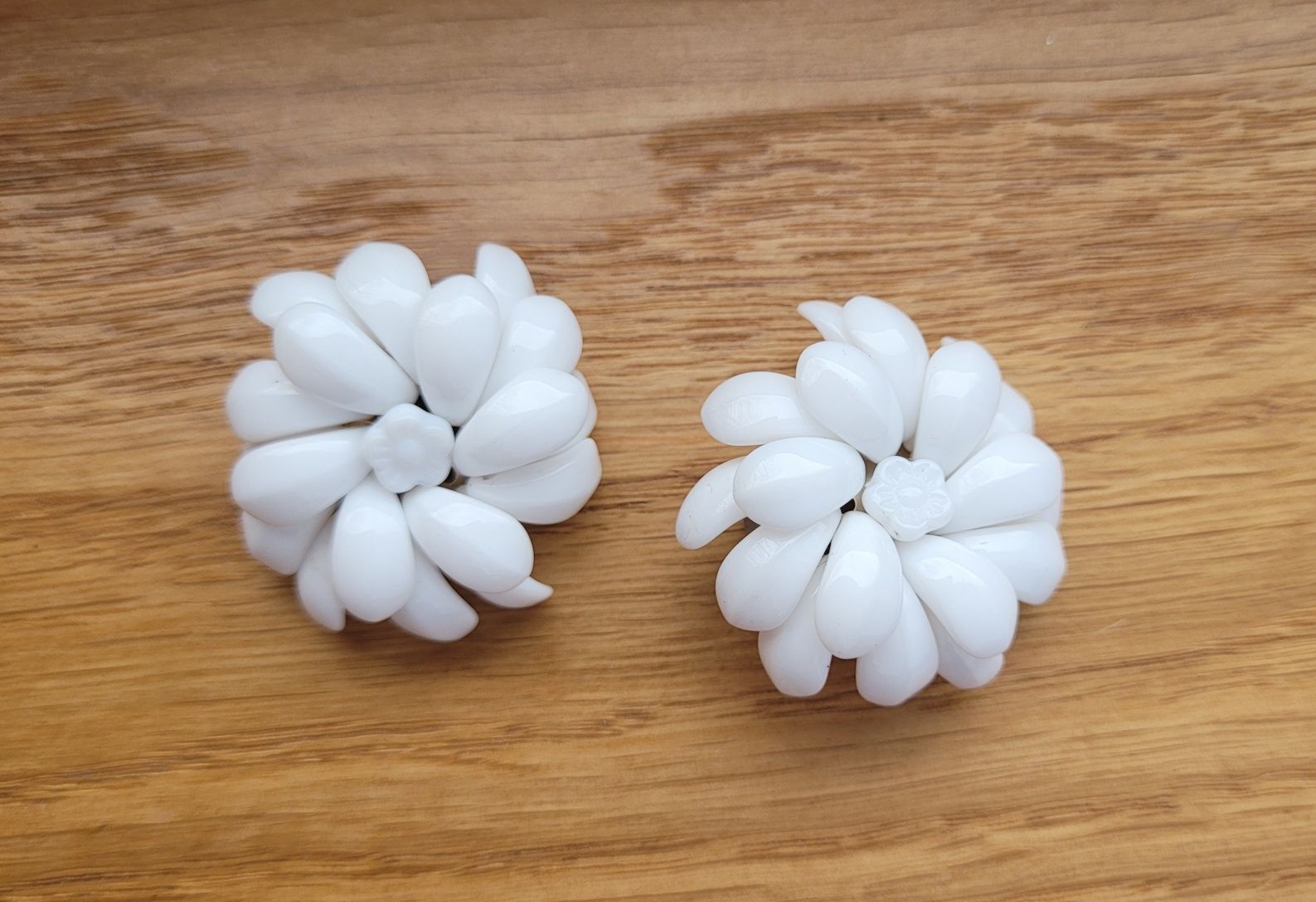 Klipsy białe kwiaty vintage biżuteria sztuczna