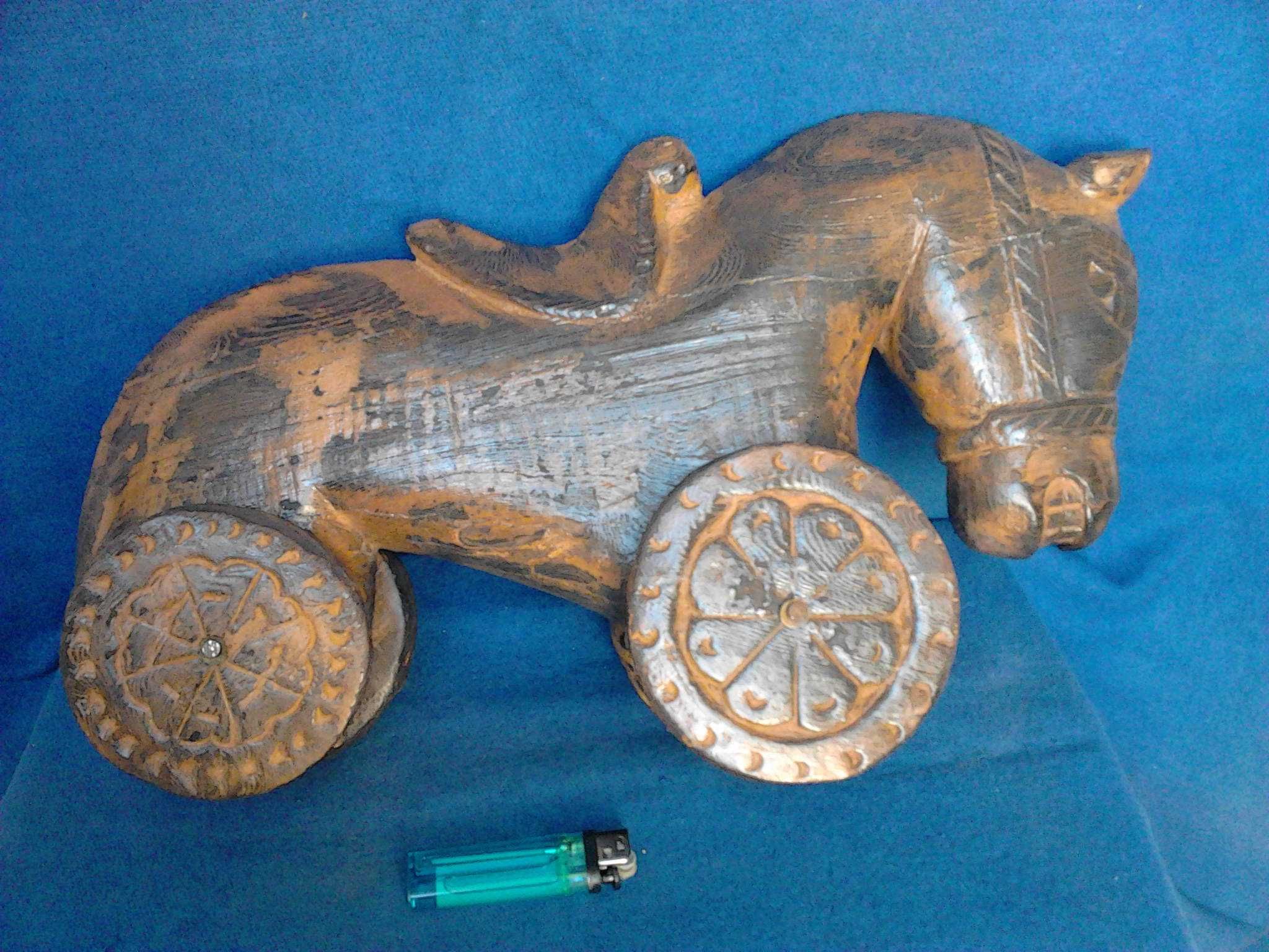 Cavalo com rodas em madeira talhada maciça