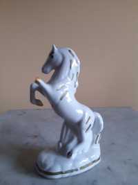 Porcelanowa figurka " Koń w skoku"