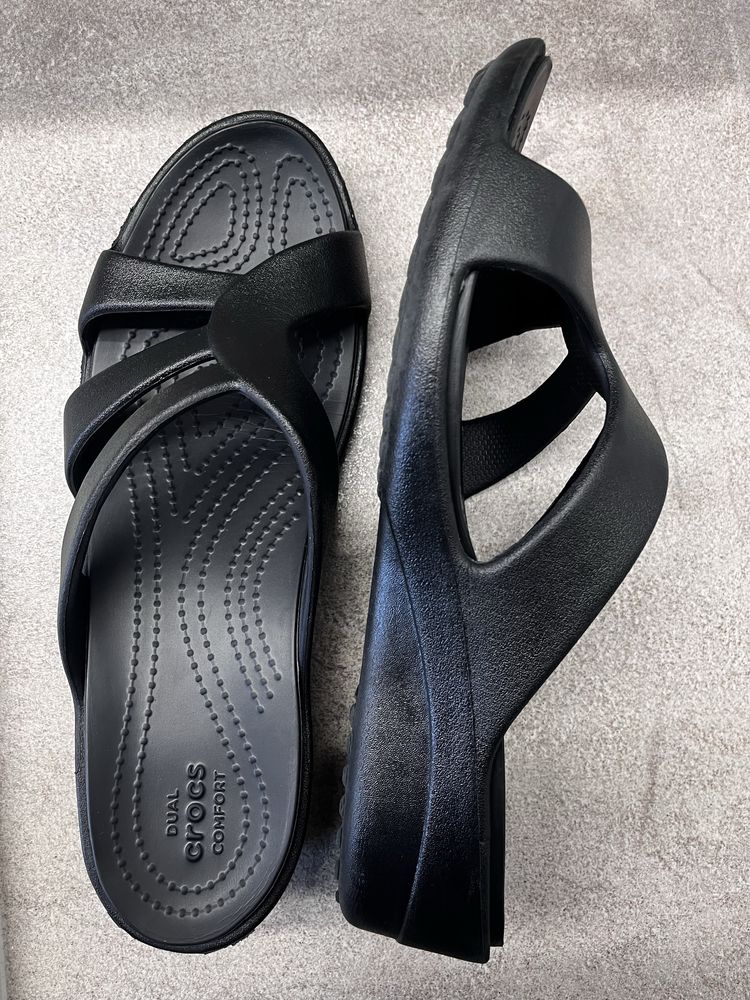 klapki crocs Sanrah Strappy Wedge 204010 czarne