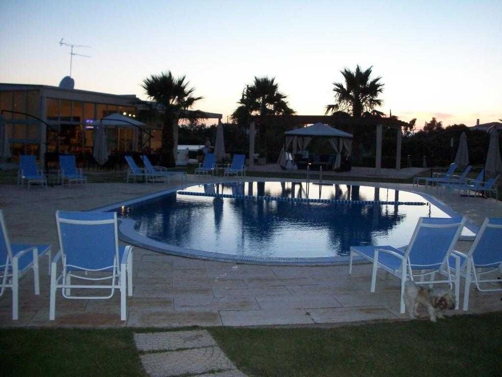 Apartamento Teresinha Alvor com piscina.