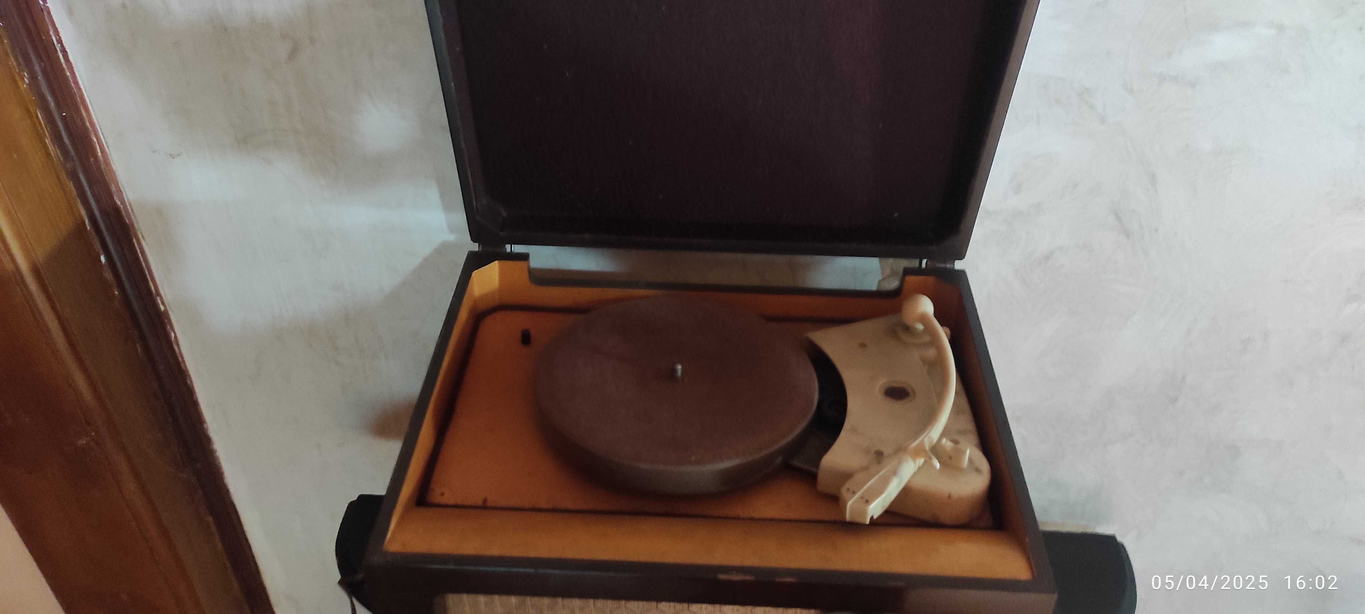 Radio antigo para ser recuperado e restaurado