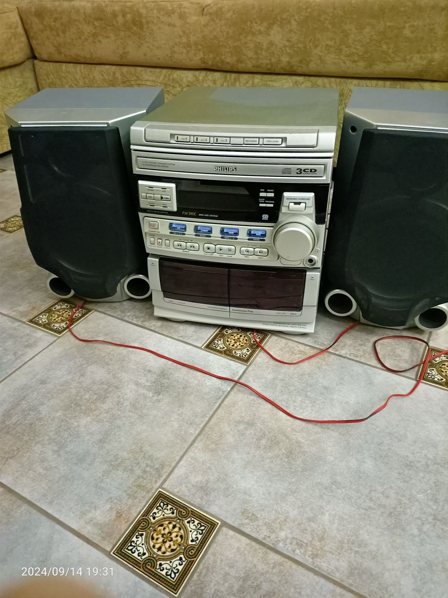 Продам музикальный центр philips.