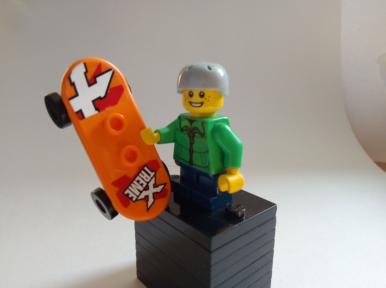 Lego minifigure - chłopak na desce