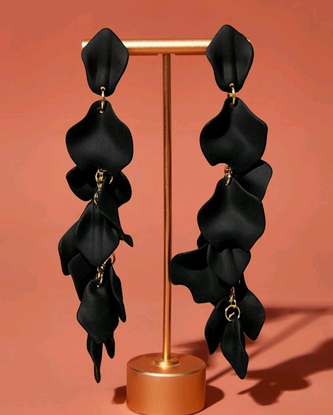 Kolczyki długie wiszące płatki akrylowe kolor czarny
