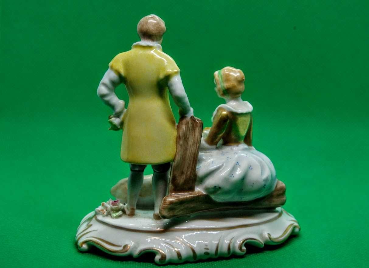 Estatueta casal romântico porcelana Artibus século XX