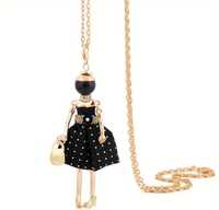 Naszyjnik styl francuski z laleczka w czarnej sukience  w złote groszk