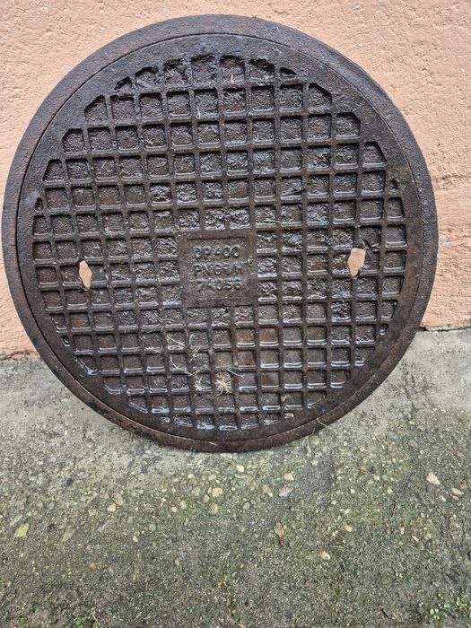 Właz żeliwny pokrywa studzienki OP400