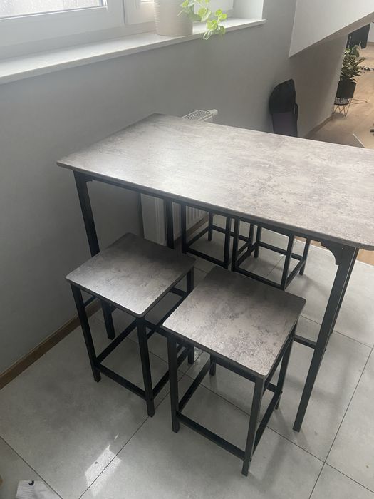 Stół barowy z taboretami