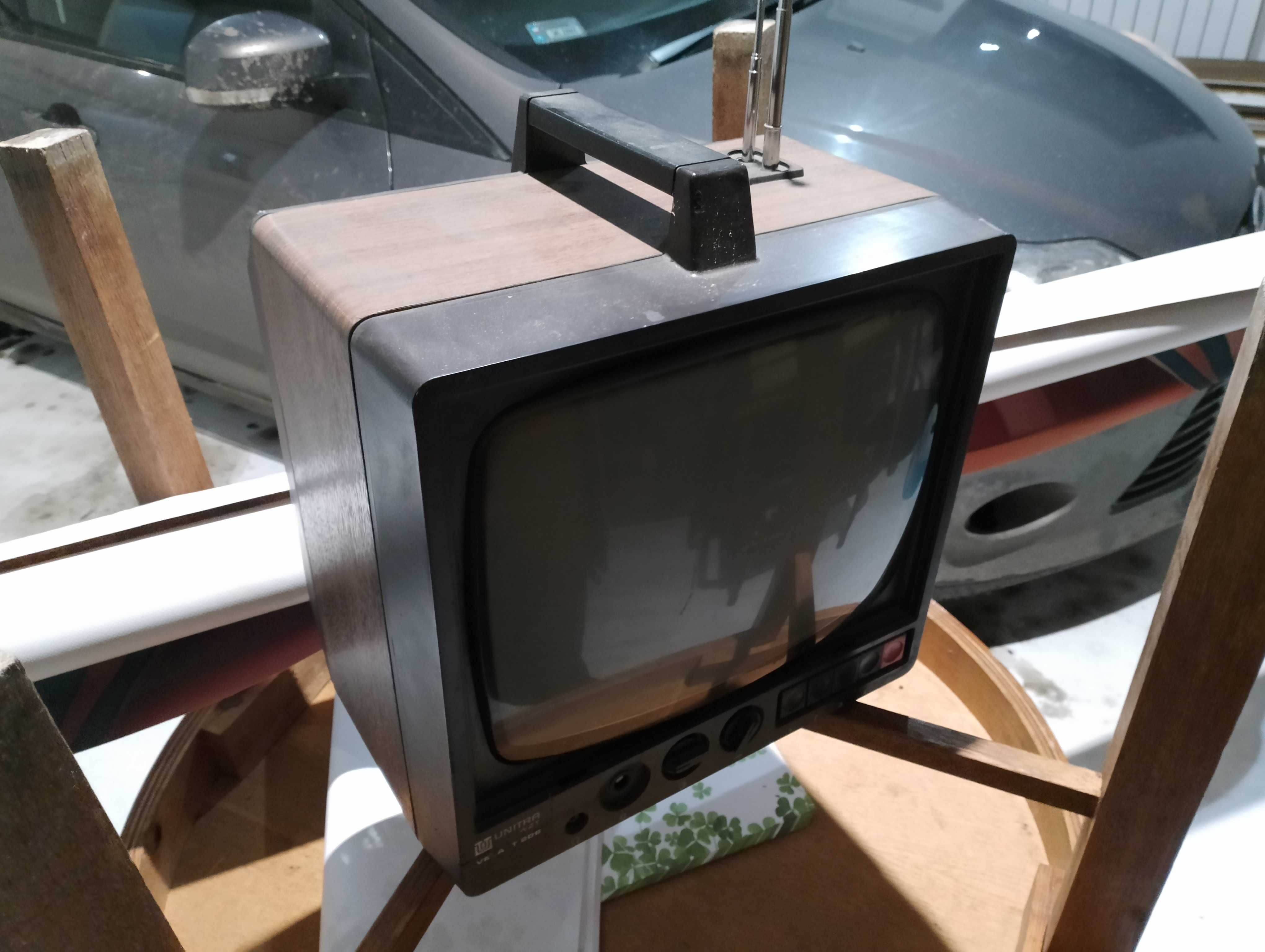 stary retro telewizor PRL unitra