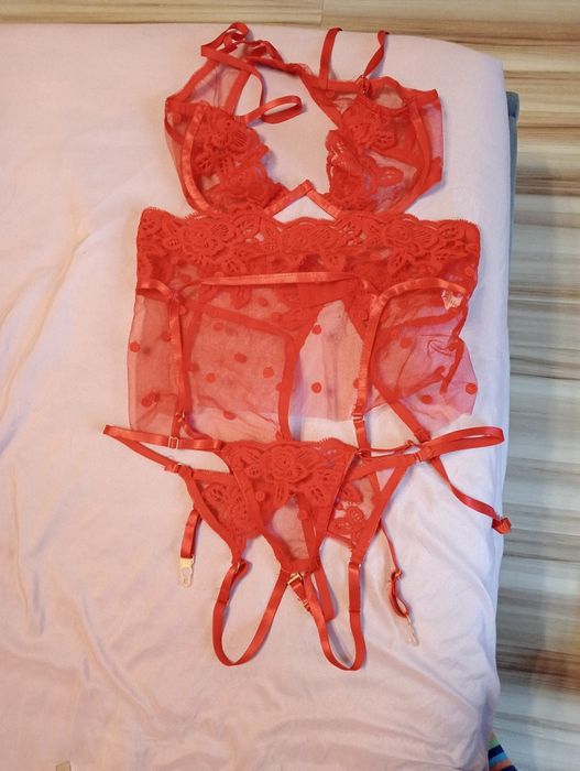 Komplet czerwonej bielizny. Nowy