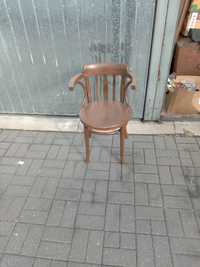 Gięte krzesło z podłokietnikiem thonet