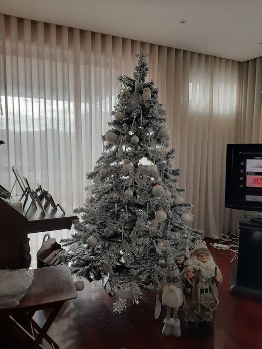 Árvore de Natal para decoração com neve