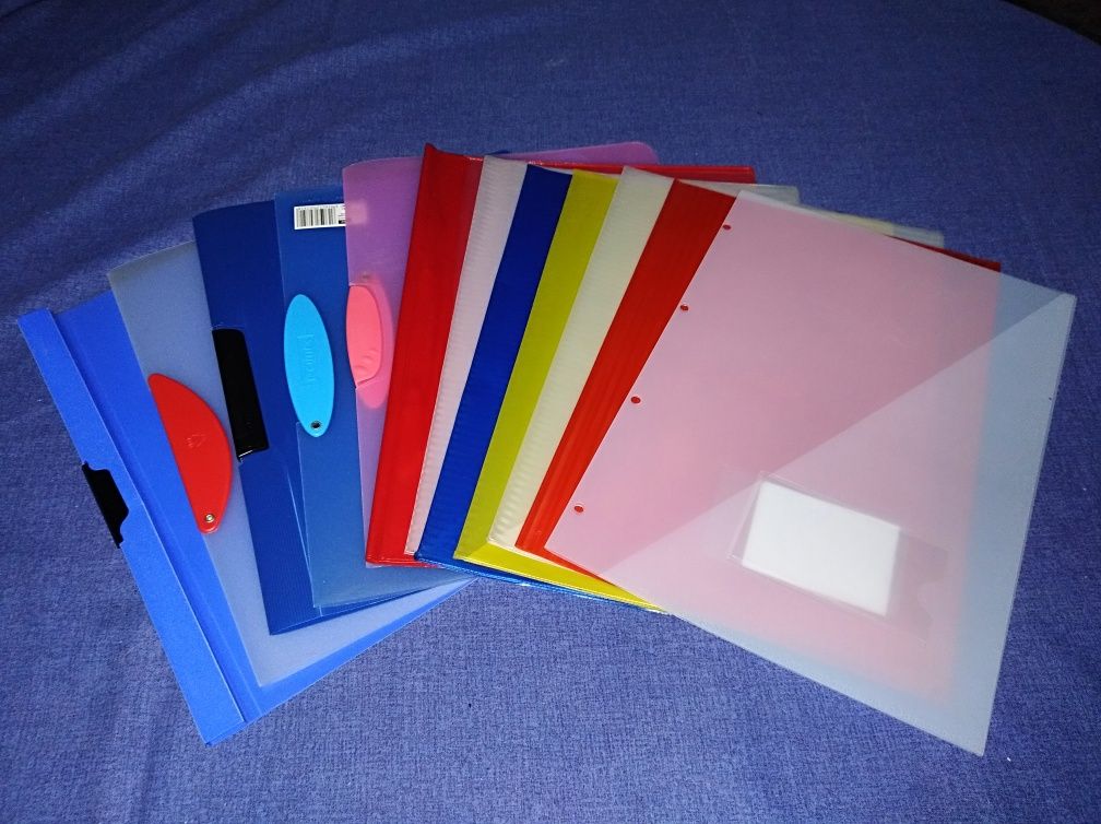 Dossiers e capas de cartão e plástico.