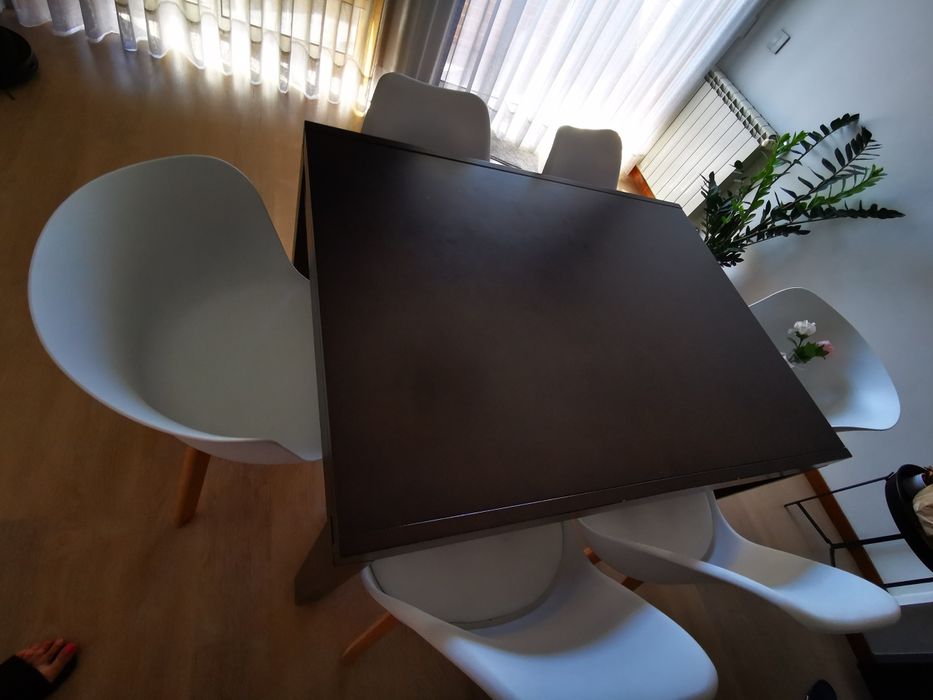 Mesa extensível e 6 cadeiras