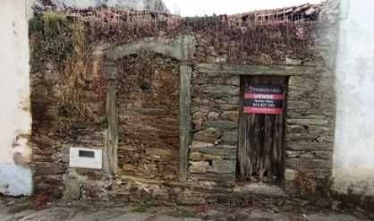 Casa antiga em pedra para reconstrução em Abaças