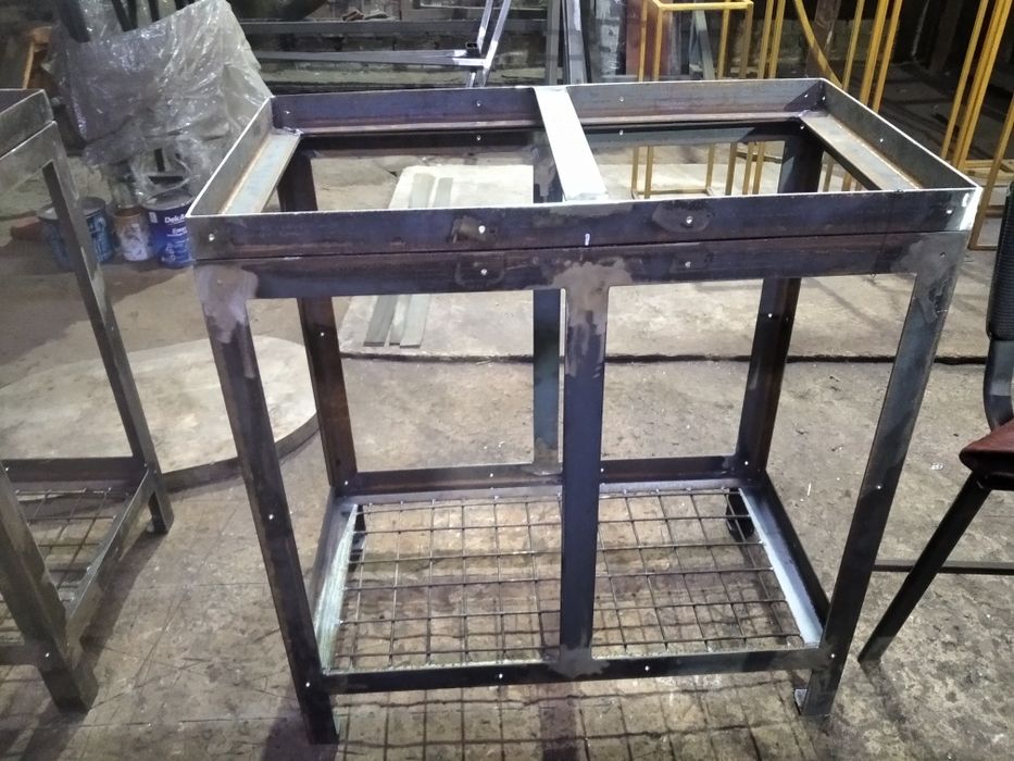 Вироби з металу та дерева у стилі лофт. Вуличні меблі