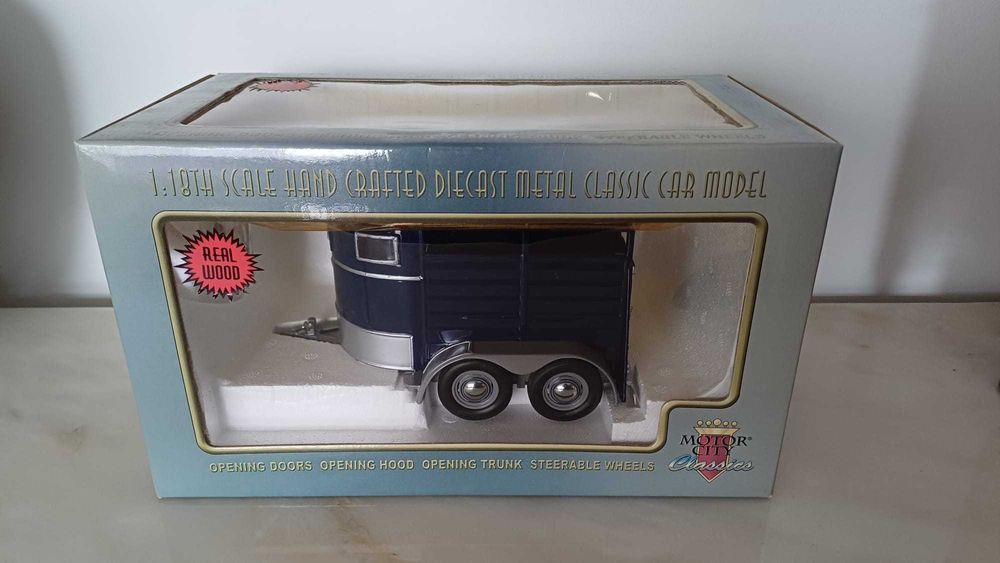 Miniatura Horse Trailer - Transporte de cavalos Esc. 1:18 MotorCity