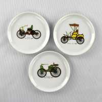 Conjunto 3 pequenos pratos porcelana Europeia, desenhos carros antigos