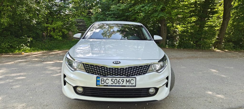 Машина KIA K5 2016 рік