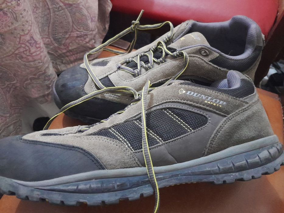 Sapatos Dunlop c/ biqueira de aco  7€