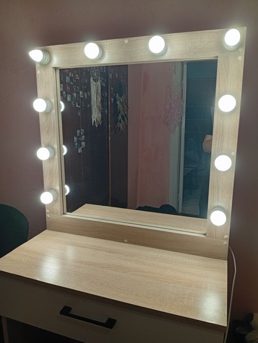 Стіл. Макіяжний столик. Жіночий, туалетний столик. З лампочками