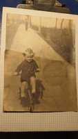 Fotografia: '' dziecko na trójkołowym rowerku'', czasy II WŚ