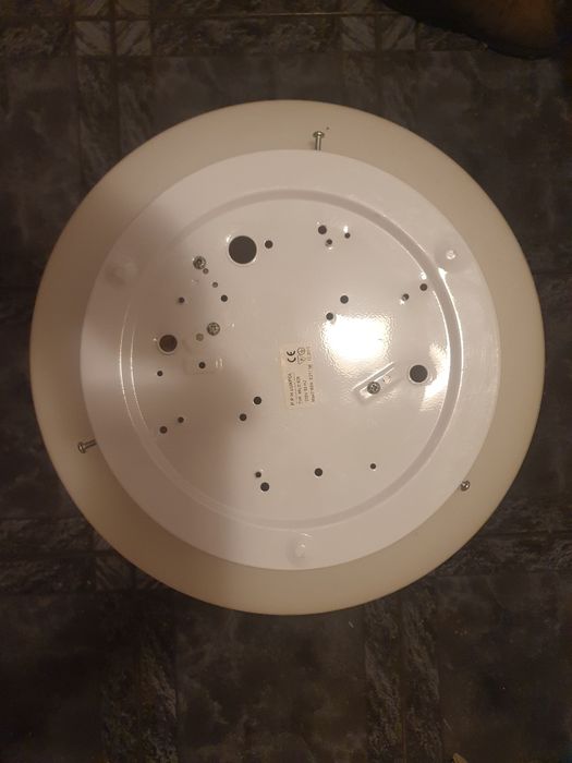 Lampa spodek na sufit