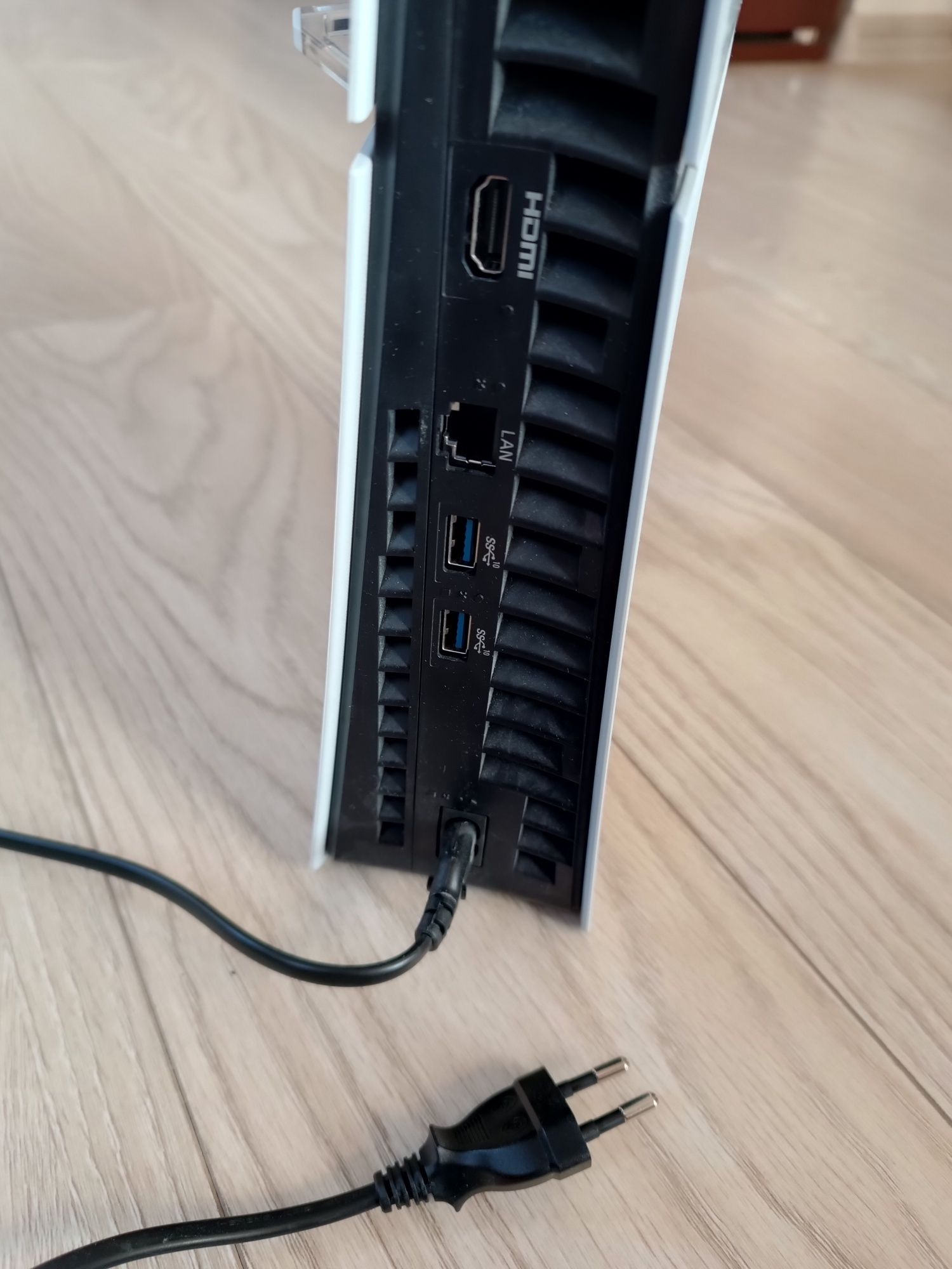 PS5 bez napędu i bez padów