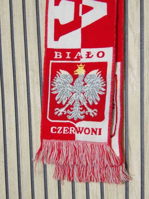 Szalik kibica biało-czerwony – idealny na mecze! Cena do negocjacji!